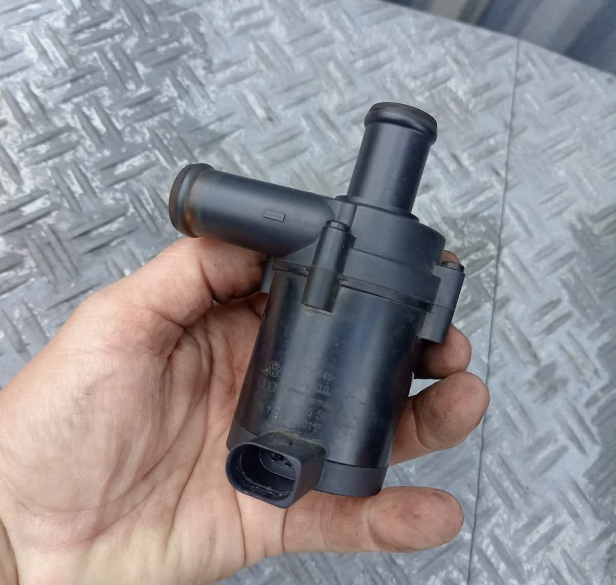 BOMBA AUXILIAR DE AGUA AUDI A4 Q3 Q5 1.8 2.0 / USADA TC-007 CJ#2 - A&P LOGISTIC