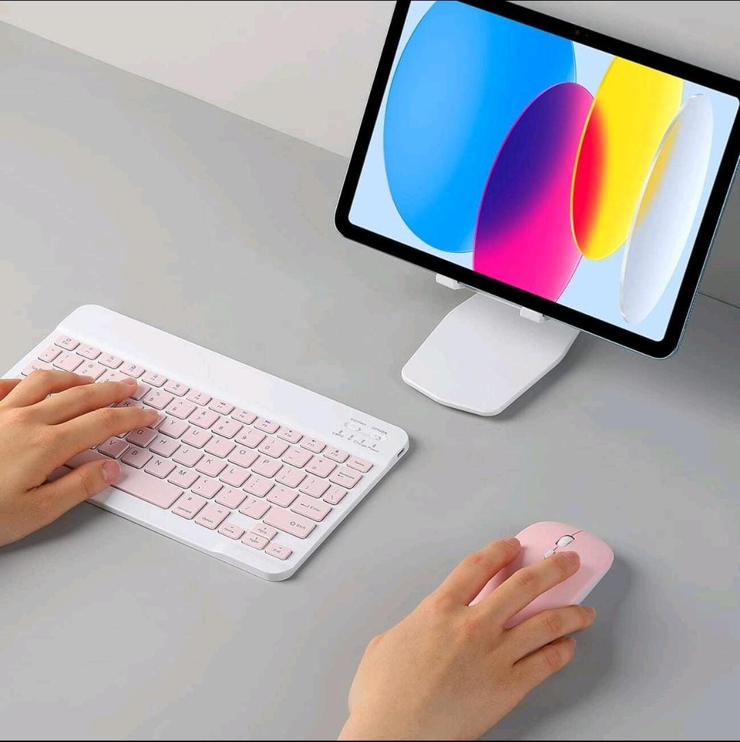 Teclado y mouse inalambrico rosado.