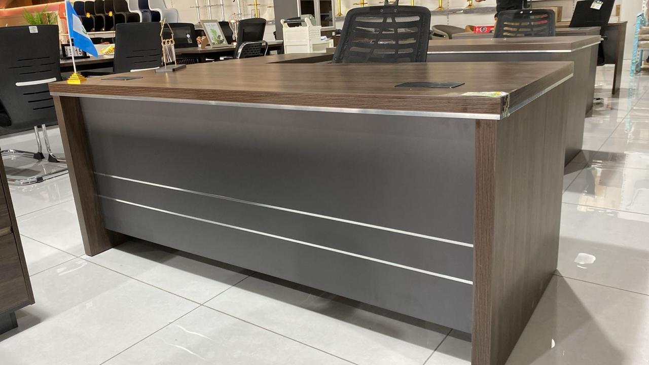 Escritorio Gerencial Gris 1.4 X. 1.4 X 75cm  - Corporación Hightechnology