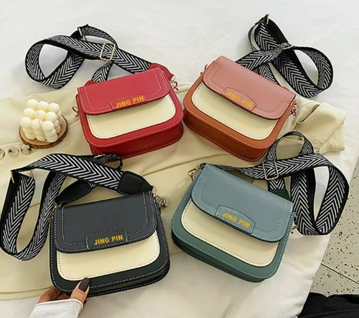 Cartera Con Cinta Estampada