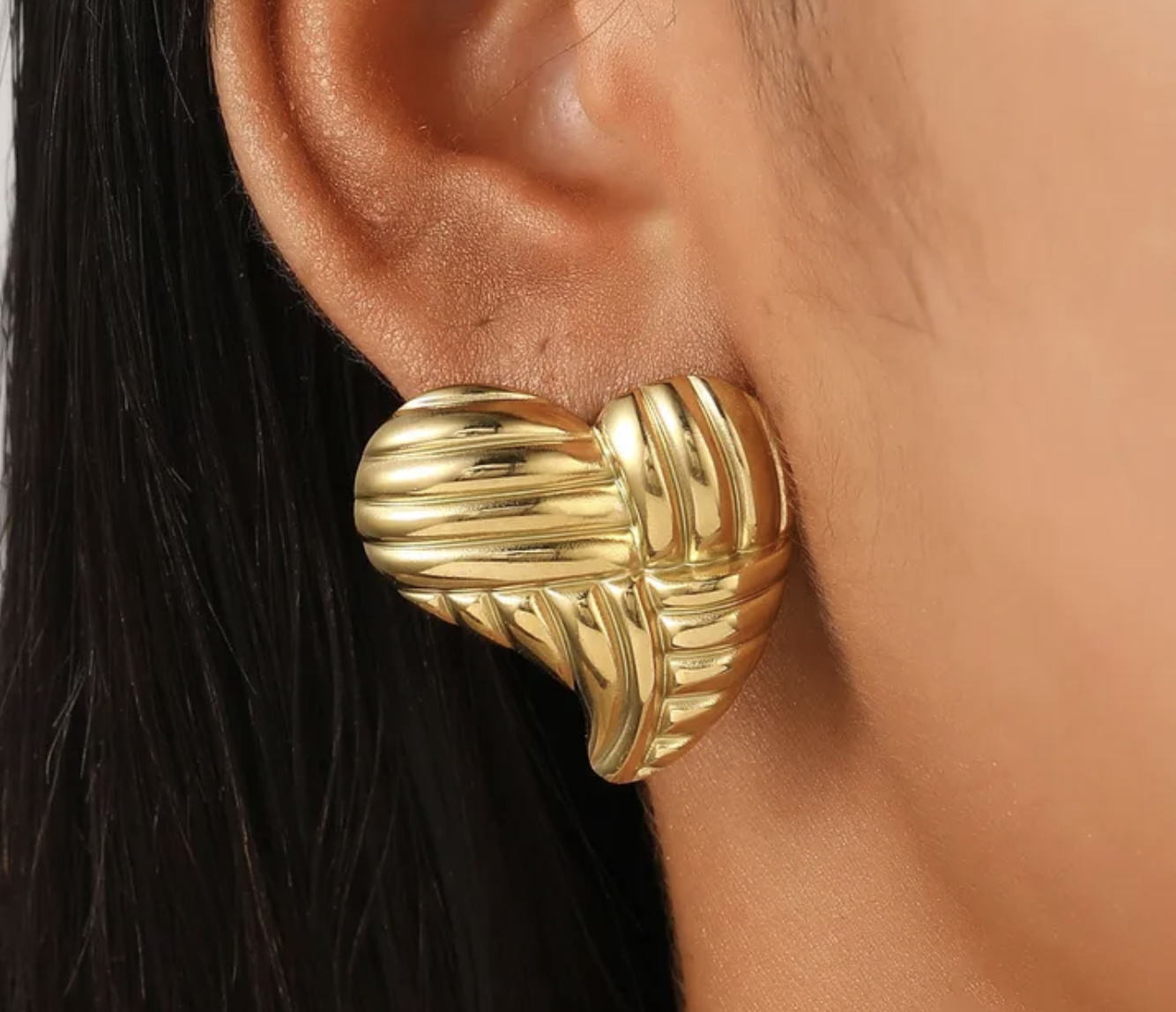 Aretes de corazon con líneas - Baleni
