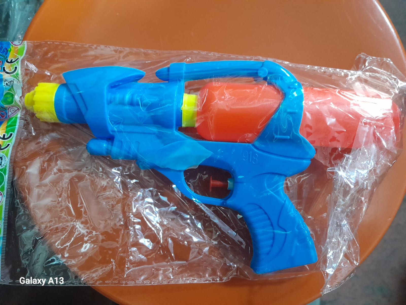 PISTOLA TIRA AGUA MEDIANA COLORES - VARIEDADES EL TRIUNFO