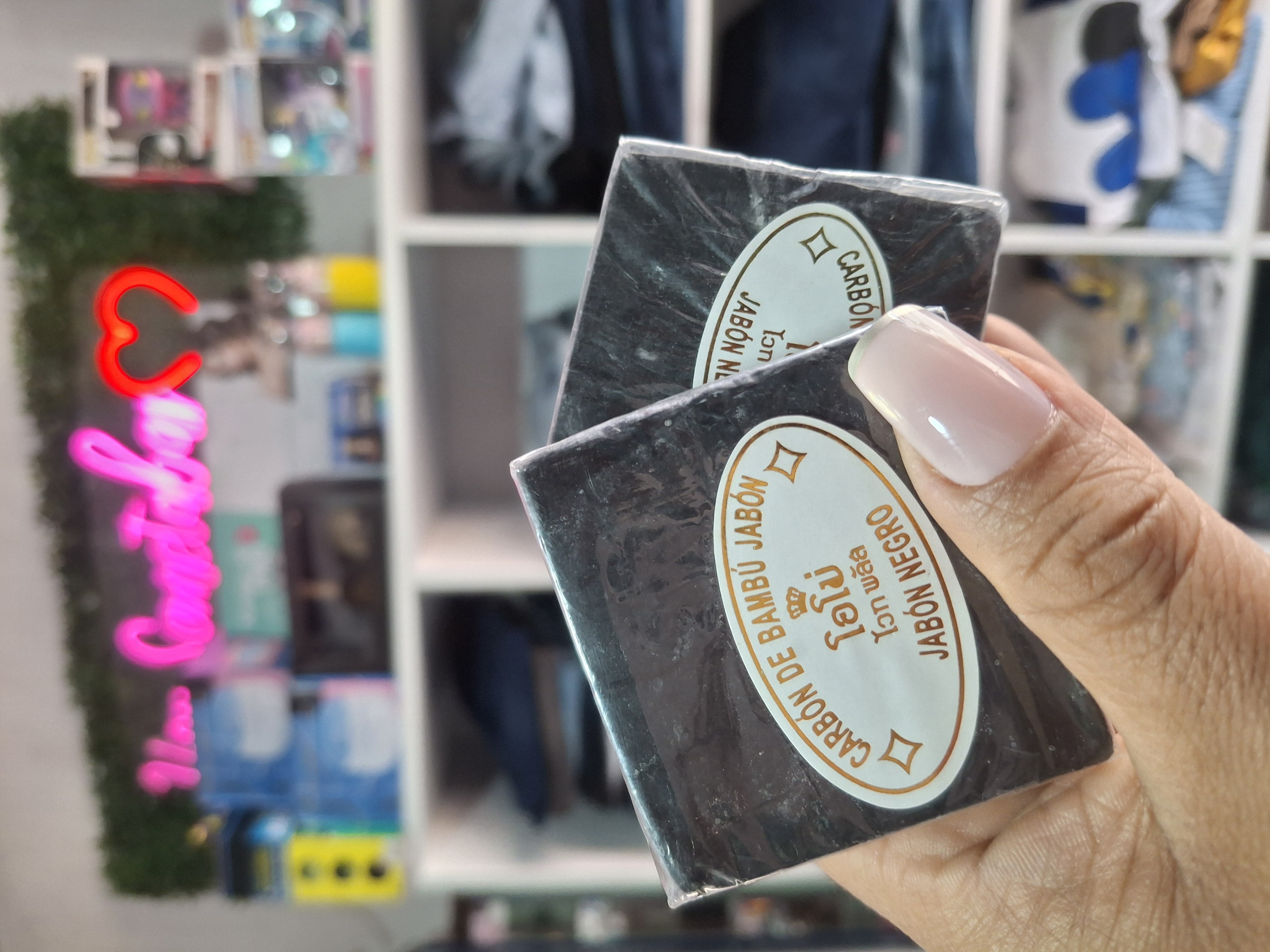 Jabon de carbón activado  - Semetabaj Visu