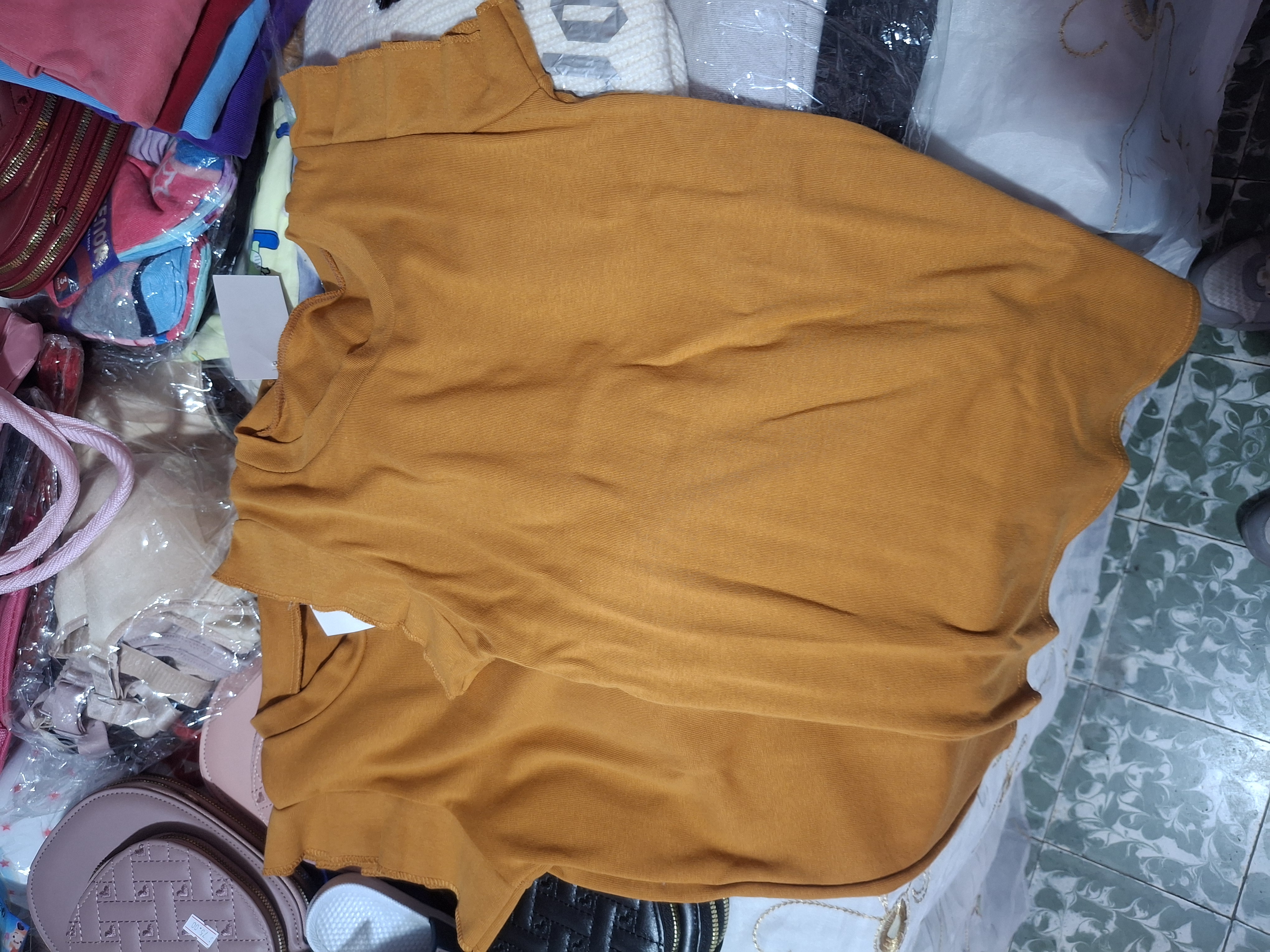 Blusa sencilla con manga con borde  - Semetabaj Visu
