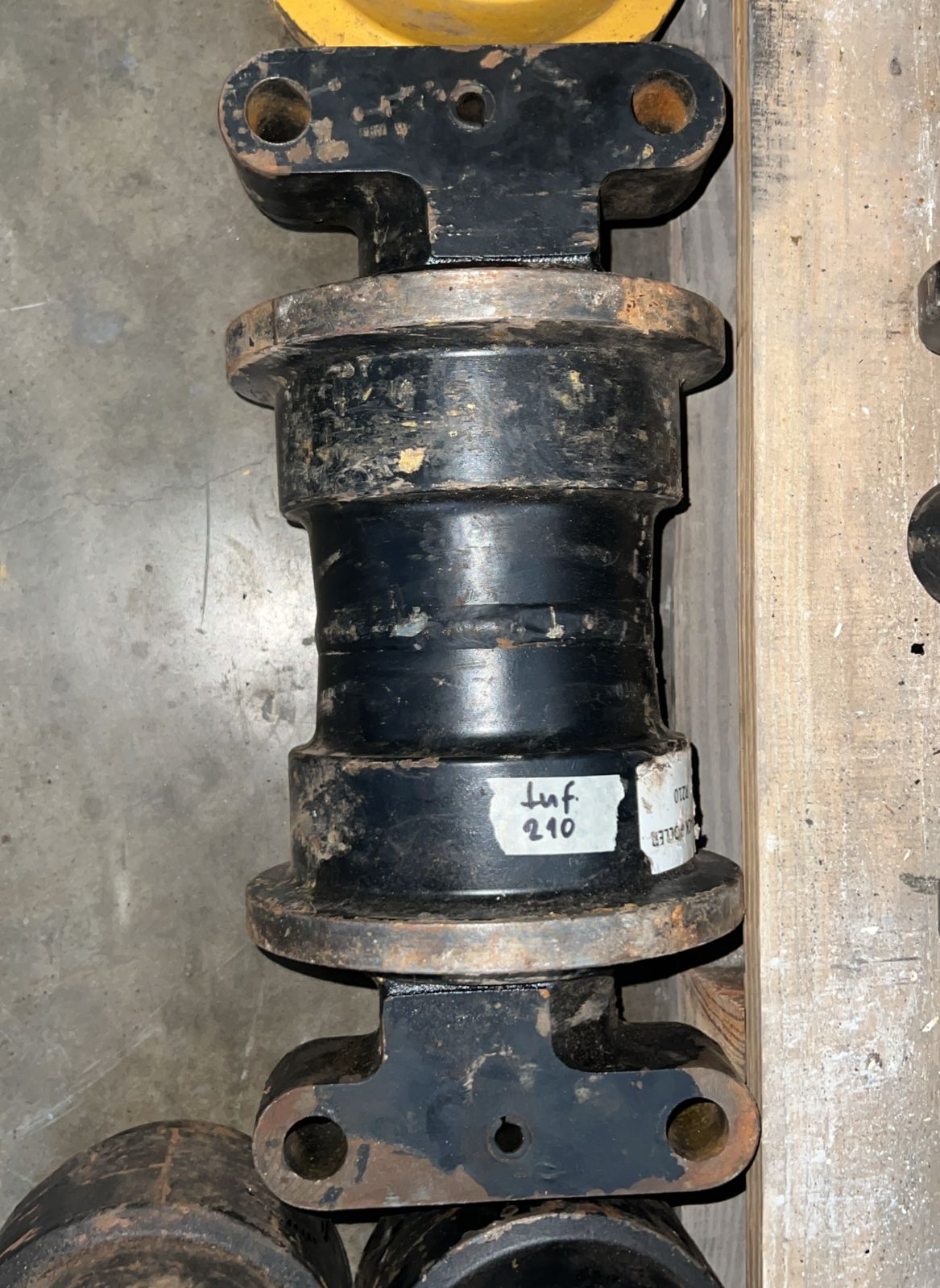 RODO INFERIOR HYUNDAI R210 - Global Projection Group S.A.